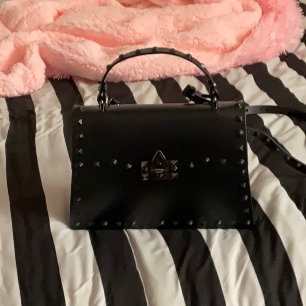 Black bag size: 25x9x18CM